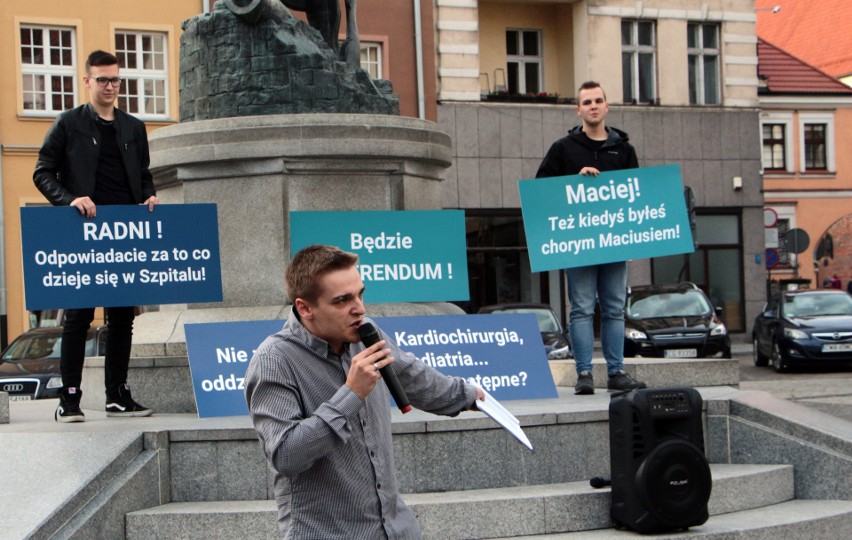 Na Rynku w Grudziądzu zebrała się grupa kilkudziesięciu...