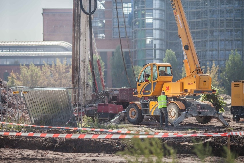 Na placu budowy od piątkowego popołudnia nie dzieje się nic.