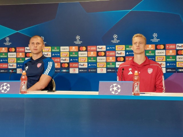 Trener Rakowa Dawid Szwarga i piłkarz Gustav Berggren na konferencji prasowej na stadionie Parken
