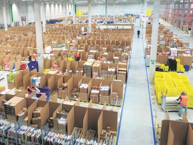 Centrum logistyczne Amazon w Sadach, które zacznie działać w połowie września, jest bliźniaczo podobne do obiektu w niemieckim Graben. Tam pracownik dostaje ponad 10 euro za godzinę pracy
