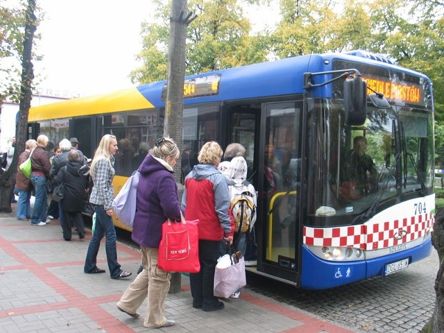 Jak dotychczas 60 proc. pasażerów komunikacji kupuje bilet u kierowcy za 3 zł. To trwa, są opóźnienia.