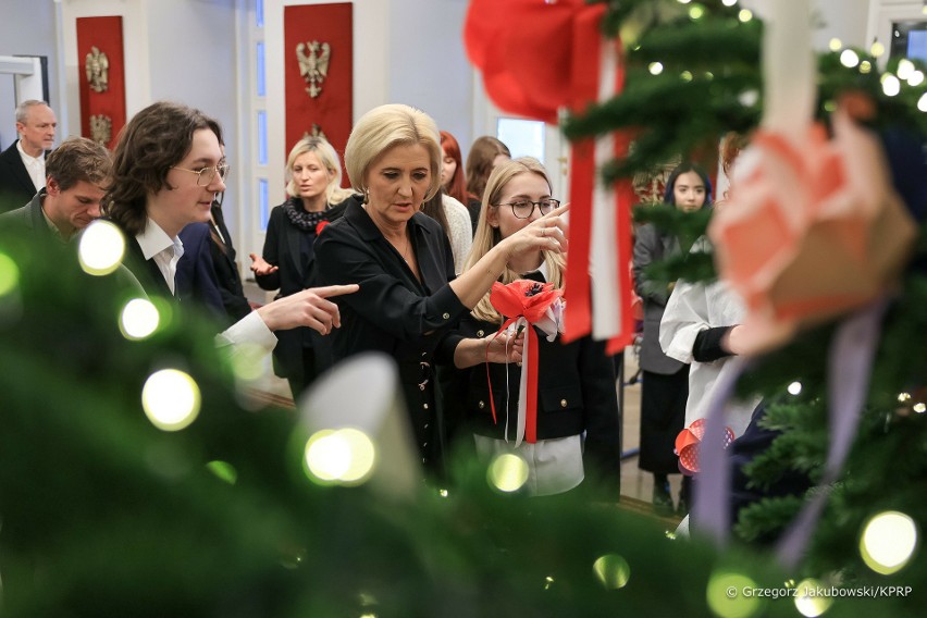 Agata Kornhauser-Duda ubrała choinkę w Pałacu Prezydenckim....