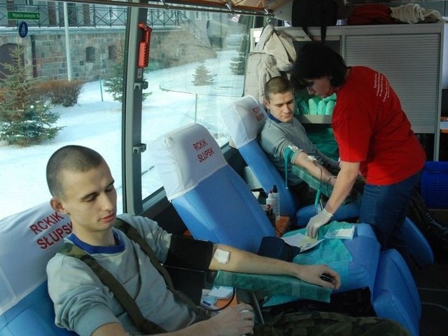 Pierwsza w tym roku akcja oddawania krwi przez elewów i żołnierzy CSMW w Ustce.