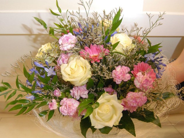 Kompozycje kwiatowe przygotowała kwiaciarnia "Zielono mi...&#8221; w Millenium Hall w Rzeszowie.Bukiet z różą i gerberą - elegancki, okolicznościowy w modnych pastelowych kolorach