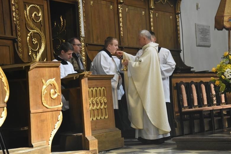 Maseczki w kościołach w naszych diecezjach. Wierni tak, kapłani odprawiający mszę nie muszą ich mieć. Co z komunią i ze spowiedzią?