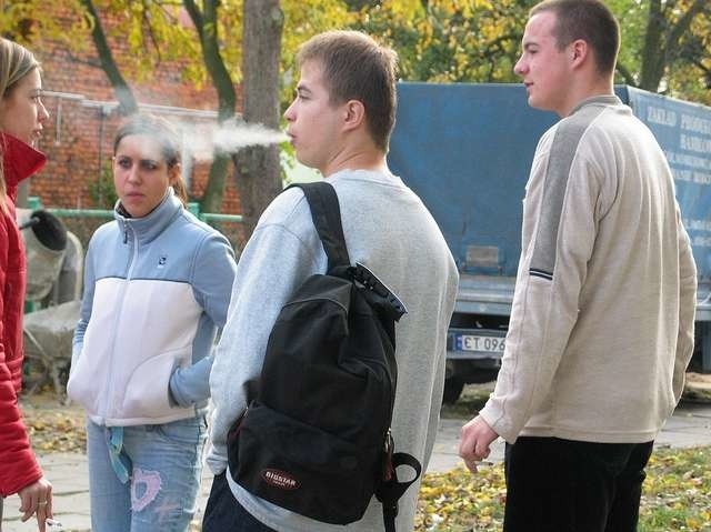 młodzież paląca papierosymłodzież paląca papierosy