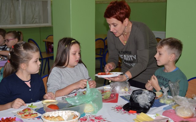 To akcja ogólnopolska, która ma nauczyć najmłodszych zasad zdrowego odżywiania.   Wczoraj, pod okiem wychowawczyni Sylwii Szczepaniak, pyszne kanapki, na których znalazły się m.in. warzywa, wędlina i ser przygotowywali uczniowie klasy III c. To jedna z klas, która wzięła udział w akcji.Jubileuszowy odcinek Pośpiesznego do Kultury z Wieży Ciśnień.