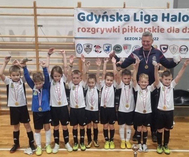 Zwycięska i radosna ekipa UKS Sparta Sycewice. Od lewej: Olaf Laszkiewicz, Borys Laszkiewicz, Zofia Harmacińska, Nikodem Tomkowicz, Aleksander Smołuch, Natan Kubicki, Piotr Gąbarczyk, Tymon Ignatowicz, Tomasz Zwolan. Z tyłu  trener Ryszard Hendryk