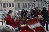 Święty Mikołaj na Rynku w Oświęcimiu. Spotkał się z dziećmi i wręczał prezenty. Na placu rozbłysła choinka. Zdjęcia
