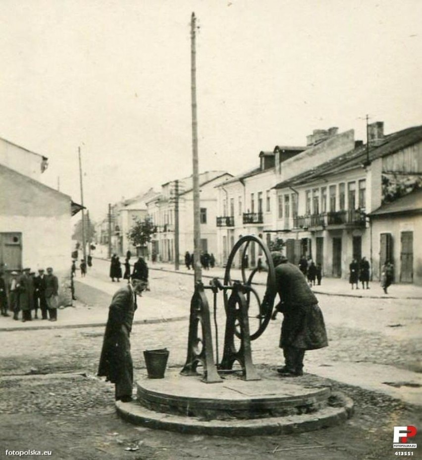 Zdjęcie wykonane w  Piaskach w 1935 r., a na nim studnia na...