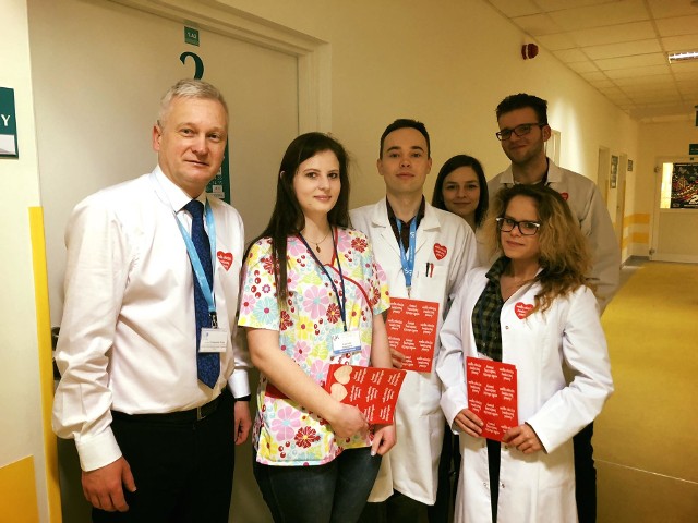 Doktor Przemysław Wolak i studenci medycyny podczas akcji bezpłatnych badań w szpitalu wojewódzkim.