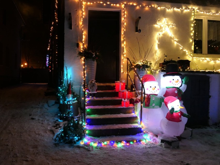 Piękne iluminacje świąteczne i dekoracje na posesjach i...