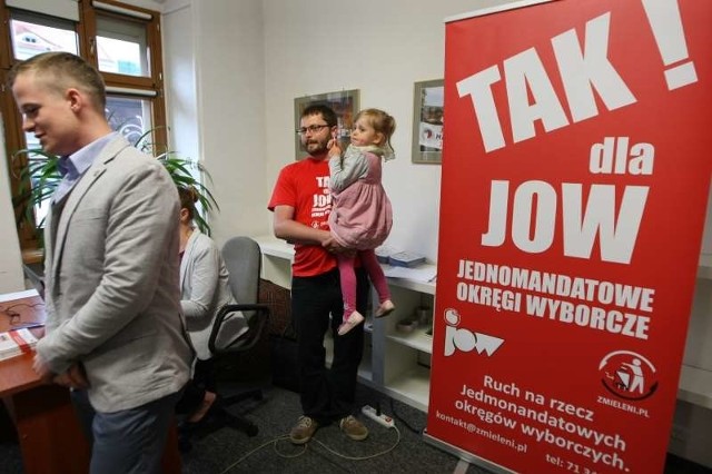 Jednomandatowe okręgi popiera dziś według sondaży nieco ponad połowa Polaków. O to, jakie mają być JOW-y, nie będziemy w referendum pytani.