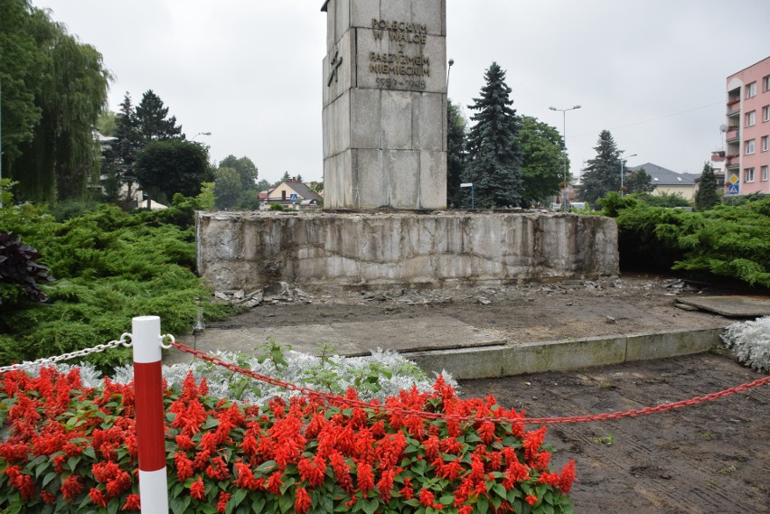 Burzą pomnik - symbol PRL-u w Krośnie. Ruszyła rozbiórka "rurowca" na pl. Monte Cassino [ZDJĘCIA] 