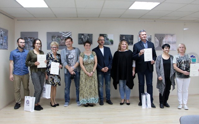 Rozstrzygnięcie konkursu fotograficznego "Zabytki cmentarza Farnego w Grudziądzu". Laureatem I miejsca został Arkadiusz Kikulski, II miejsce Wojciech Chróściński, III miejsce Panie Katarzyna Sobolak i Kamilla Okleja.