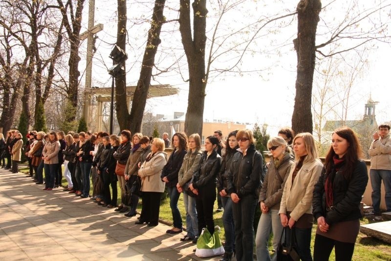 Studenci uczcili pamiec ofiar katastrofy