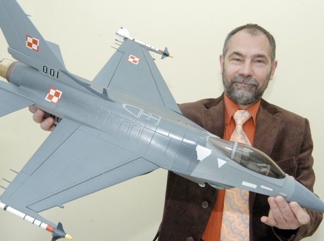 Firma Software Mind zacieśnia współpracę z Politechniką RzeszowskąProf. Marek Orkisz, rektor Politechniki Rzeszowskiej z miniaturą polskiego mysliwca F-16.