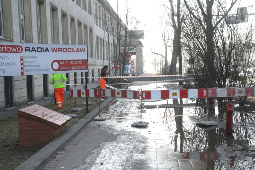 Awaria wodociągowa przy al. Karkonoskiej w pobliżu siedziby...