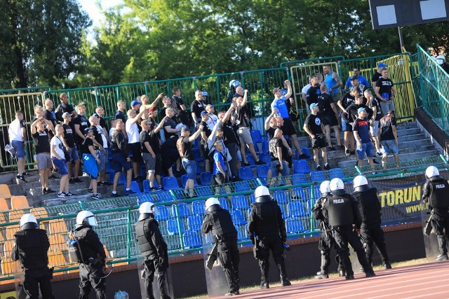 Elana Toruń pokonała 2:0 (1:0) Górnika Konin, obie bramki strzelił Filip Kozłowski (13, 77). Mecz rozpoczął się z opóźnieniem, bo na stadion wtargnęła grupa kibiców gości (nieoficjalnie - zaprzyjaźniona z Górnikiem grupa z Włocławka). Policja musiała ich spacyfikować, kilkanaście osób zatrzymano. Odpowiedzą zapewne za zakłócenie imprezy masowej.Z tego powodu na stadion nie wpuszczono zorganizowanej grupy kibiców z Konina. Fani Elany także byli niezadowoleni z przymusowego opóźnienia. Skandowali "piłka nożna dla kibiców", próbowali szturmować bramę. Ostatecznie na trybuny wpuszczono ich dopiero kilkanaście minut po rozpoczęciu spotkania.Elana Toruń wygrała mecz bardzo pewnie. W tabeli traci już tylko 2 punkty do Świtu Skolwin.