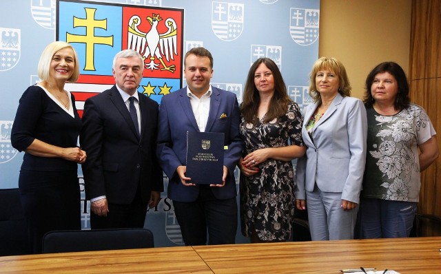 Prezydent miasta Starachowice marek Materek podpisał umowę z marszałkiem Andrzejem Bętkowskim i wicemarszałkiem Renatą Janik.