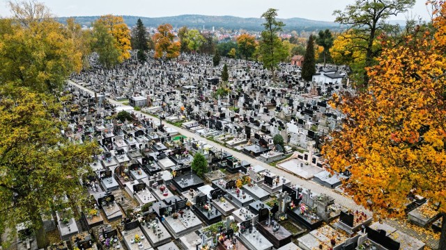 Kieleckie cmentarze na kilka dni przed dniem Wszystkich Świętych