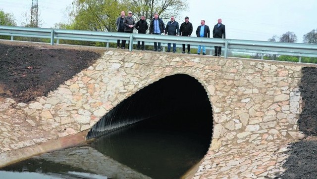 Mieszkańcy już mogą korzystać z nowego mostu, który powstał nad Oronką w miejscowości Dąbrówka Zabłotnia. 