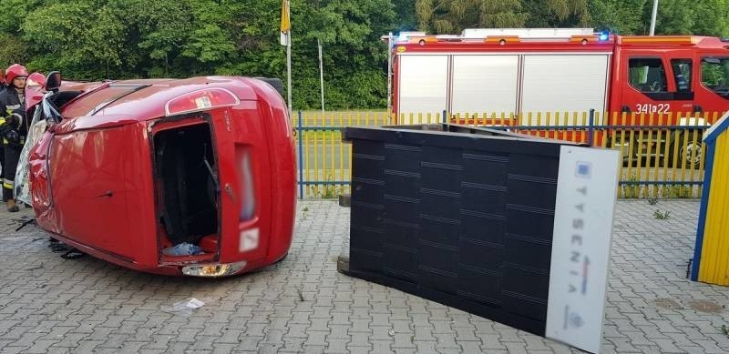 Wypadek w Nowym Sączu. Samochód osobowy dachował na ul. Beliny- Prażmowskiego. Kierowca poszkodowany [ZDJĘCIA]