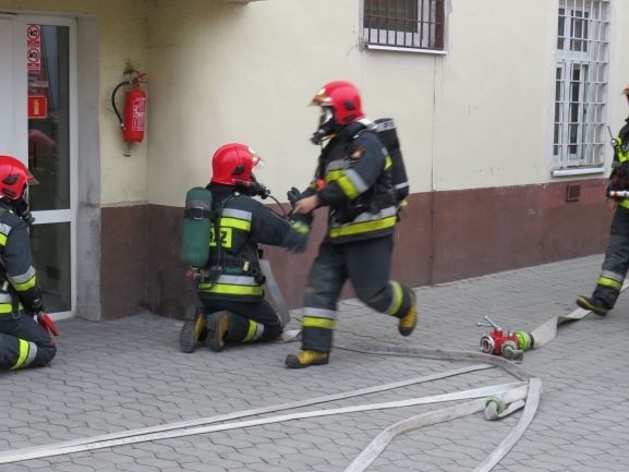 W piątek przed południem w komendzie policji w Zwoleniu zostały zorganizowane ćwiczenia przeciwpożarowe.
