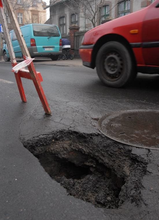 Wjechanie w tak głęboką wyrwę, jak ta na ul. Batorego skończy się nawet urwaniem koła.