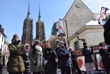 Protest przed siedzibą arcybiskupa. Kobiety przeciwko zakazowi aborcji: Moja macica to nie kaplica!