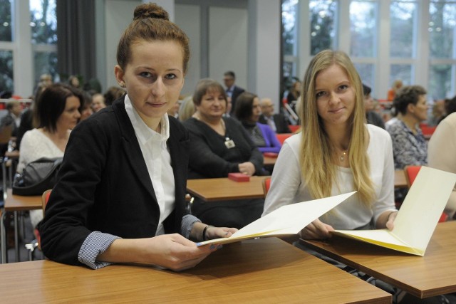 Monika Zygarowicz (z lewej) i Sandra Ring chodzą do tej samej szkoły, ale dopiero wczoraj się poznały, na uroczystości przyznania stypendiów. Pierwsza uczy się w LO, druga - w technikum