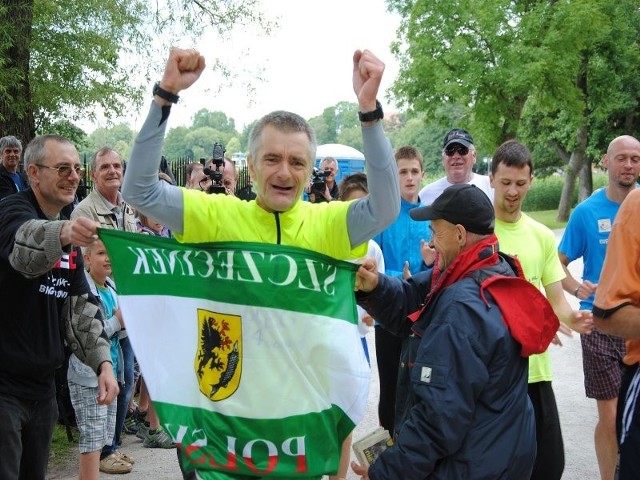Andrzej Kowal (w żółtej koszulce) na ostatnich metrach 24-godzinnego biegu. 