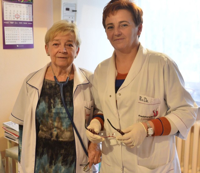 Doktor Stanisława Szcześniak -Mazur (od lewej) i Elżbieta Płatos, z Poradni Konsultacyjnej Szczepień, zachęcają seniorów do szczepień.