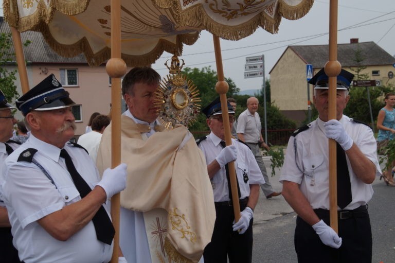 Boże Ciało 2019 w Piekoszowie. Przy dźwiękach orkiestry (ZDJĘCIA)