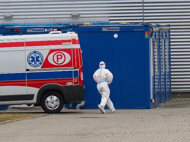 W poniedziałek, czyli w ciągu pierwszego dnia działania szpital tymczasowy w Hali Expo Łódź przyjął 12 pacjentów zakażonych koronawirusem. We wtorek do godz. 15 przyjęto kolejnych pięć osób. - Ich stan jest dobry, wymagają tlenoterapii - informuje Dagmara Zalewska, rzeczniczka prasowa wojewody łódzkiego. CZYTAJ DALEJ >>>>...