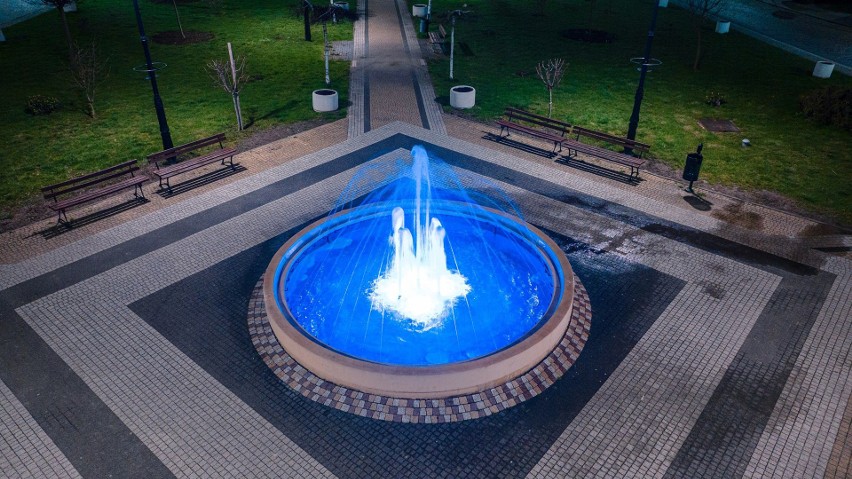 Niezwykłe kolory wyremontowanej fontanny w Klimontowie. Zobacz na zdjęciach jak wygląda po zmroku