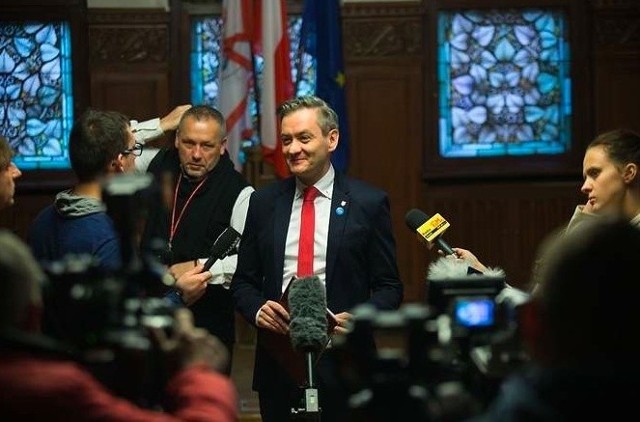 Robert Biedroń na konferencji w ratuszu powiedział o swoich pierwszy posunięciach: już urzędnicy piją wodę z kranu, a nie z butelek, bo miasto musi oszczędzać i liczy się każdy grosz.