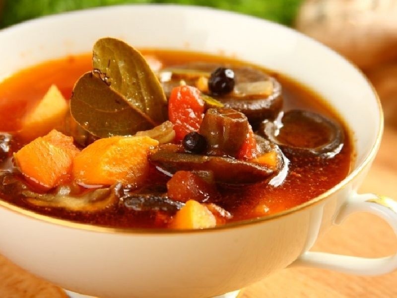 Aromatyczna zupa grzybowa to danie w sam raz na jesienne...