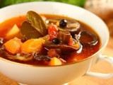 Kuchnia z grzybami - przepisy na aromatyczną zupę i sycącą zapiekankę 