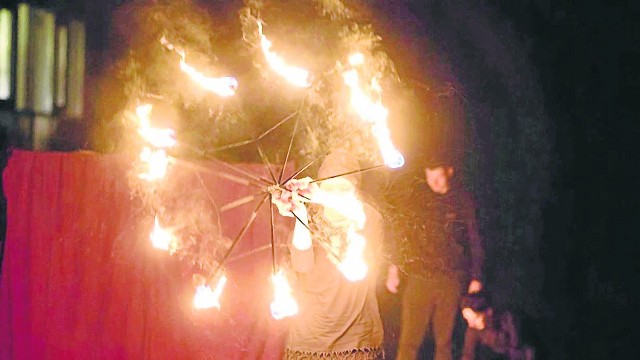 W Jędrzejowie w tym roku zamiast „światełka do nieba” będzie żonglowanie ogniem. Tak wyglądało w 2018
