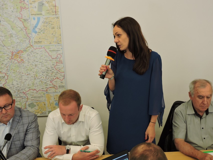 Ostrołęka. Na sesji rady powiatu radni mówili o dopłatach autobusowych, stażach uczniów ZSP i dziedzictwie kulinarnym