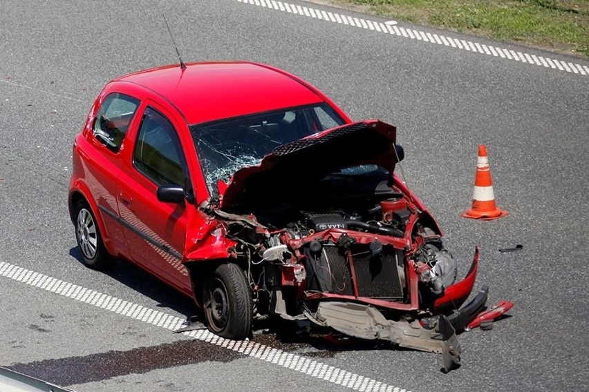 Zmiażdżony przód toyoty po uderzeniu w dostawczaka 