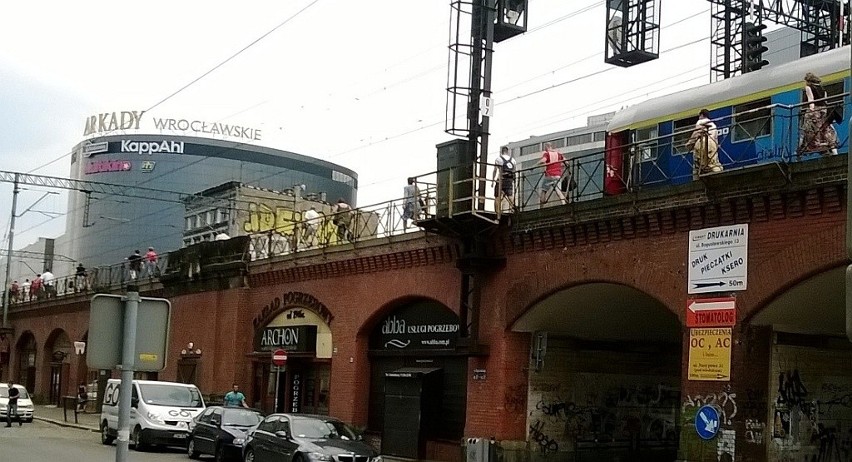 Pociąg stanął w centrum Wrocławia. Pasażerowie wracali torami na Dworzec Główny (ZDJĘCIA) 