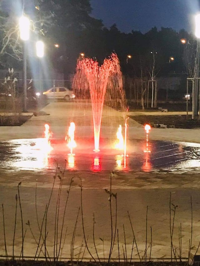 W czwartek 26 listopada na skwerku u zbiegu ulic Głowaczowskiej i Sportowej w Kozienicach odbyło się próbne uruchomienie podświetlanej fontanny. Wypadło świetnie.>