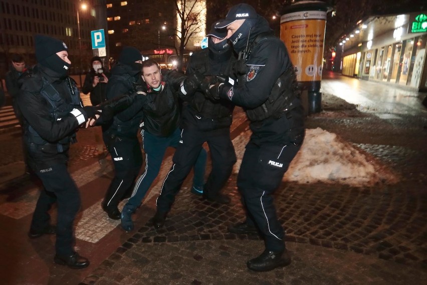 Warszawa: Strajk Kobiet znów na ulicach, interweniowała policja [ZDJĘCIA] [WIDEO] Kilkanaście osób zostało zatrzymanych