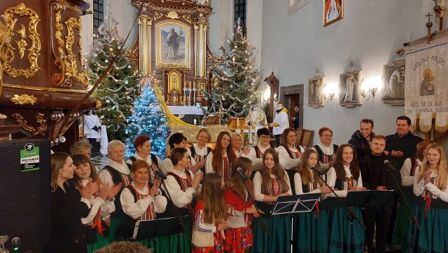 Były utwory wzruszające do łez oraz takie, że nogi do tańca same się rwały! Wspaniały Koncert Kolęd zorganizowano w niedzielę, 9 stycznia w kościele w Śladkowie. Aranżacja muzyczna w wykonaniu profesjonalnych muzyków: Piotr Sitkowski - instrumenty klawiszowe, Tomasz Kura - gitara basowa, Kuba Nowak - perkusja, nadała kolędom zupełnie nowego kształtu. Zobaczcie zdjęcia.