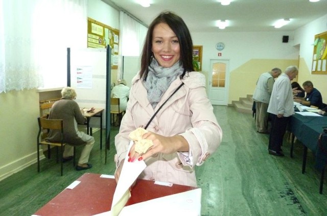 Magdalena Brojewska wrzuca wyborczą kartę do urny.