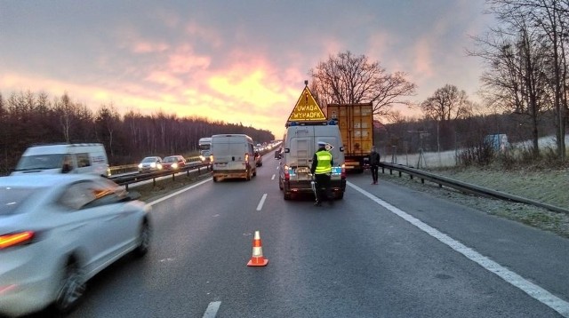 Wypadek na Obwodnicy Trójmiasta. Kierujący audi A4, potrącił  22-letniego mężczyznę, który w ciężarówce wymieniał koło