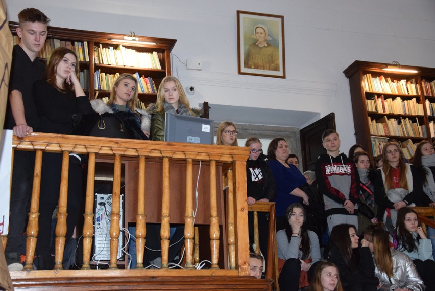 Burzliwe posiedzenie powiatowej komisji oświaty w bibliotece...