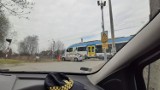 Auto między szlabanami na ulicy Krętej w Wodzisławiu Śl. A tuż obok jedzie pociąg